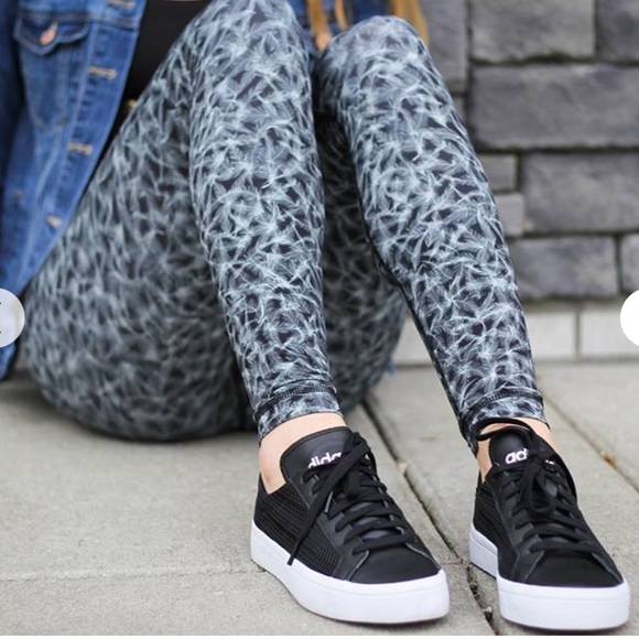 Lululemon Wunder Under Pant (Hi-Rise) (Nulux)
Plume White Black - Picture 15 of 15